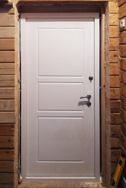 Дверь в свой дом с белым ДМФ