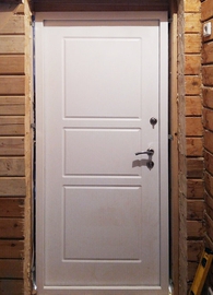 Дверь в свой дом с белым ДМФ