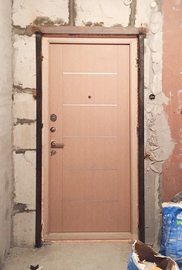 Стальная дверь с отделкой МДФ с молдингом