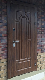 Дверь в частном доме с антивандальным МДФ
