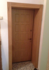 Установленная дверь в квартире с отделкой проема