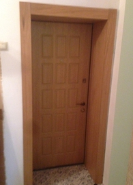 Установленная дверь в квартире с отделкой проема