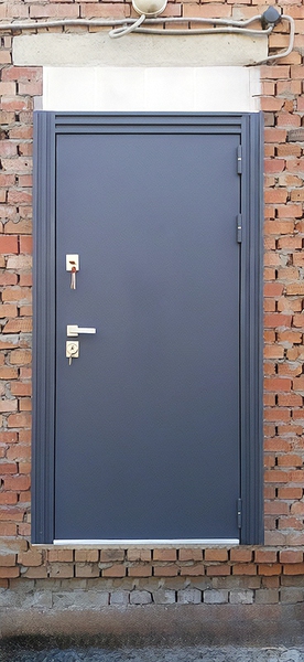 Дверь на входе с улицы