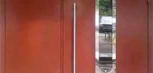 Установка современных подъездных дверей со стеклопакетом и отбойником