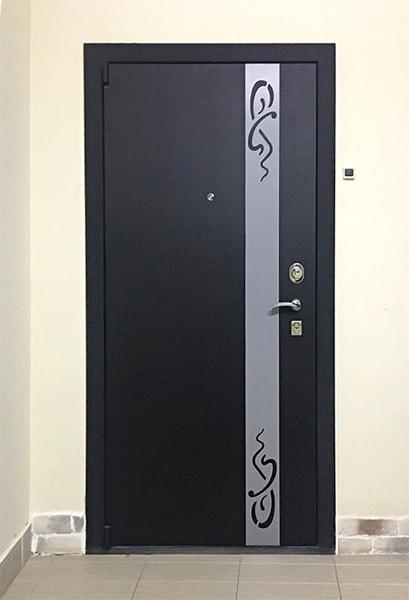 Дверь с декоративной вставкой