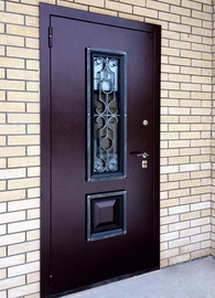 Дверь с коваными деталями