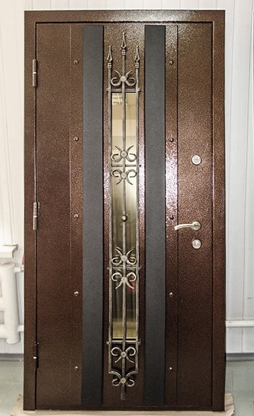Дверь с коваными элементами