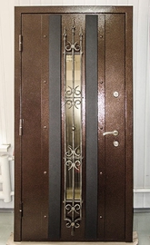 Дверь с коваными элементами