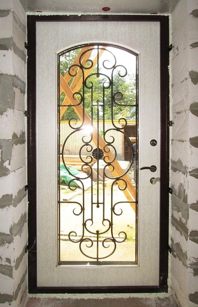 Дверь с ковкой и стеклом изнутри