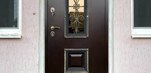 Фото с объекта: стальная дверь с ковкой и стеклом в загородный дом