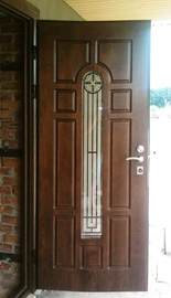 Дверь с ковкой и стеклом в загородном доме