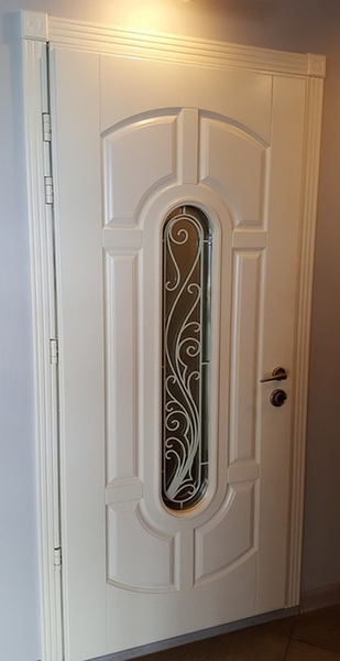 Дверь с ковкой и стеклом внешняя сторона