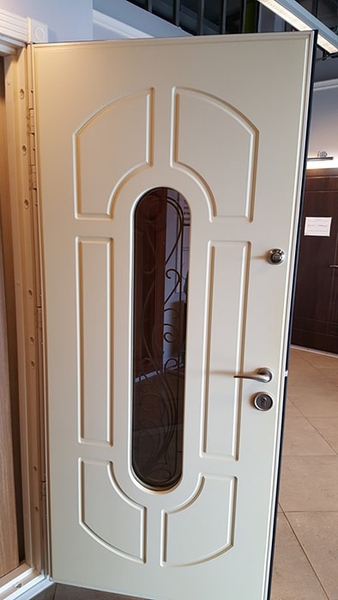 Дверь с ковкой и стеклом внутренняя сторона