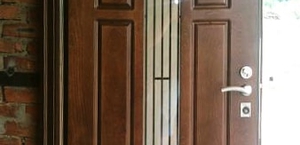 Монтаж двери с отделкой МДФ и кованой решеткой для загородного дома