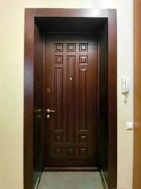 Дверь с МДФ коричневого цвета