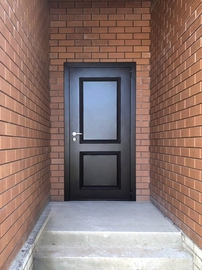 Дверь с металлобагетом