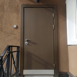 Дверь с отбойником