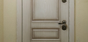 Монтаж светлой двери с патиной для квартиры в Ступино