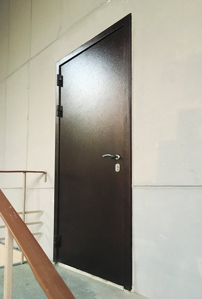 Стальная дверь запасного выхода