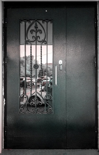 Дверь с порошковой краской и кованой решеткой