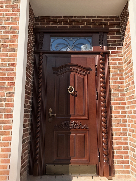 Дверь с резьбой и кнокером