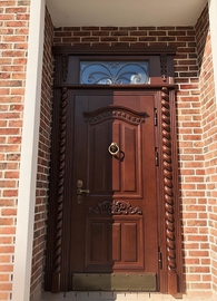 Дверь с резьбой и кнокером