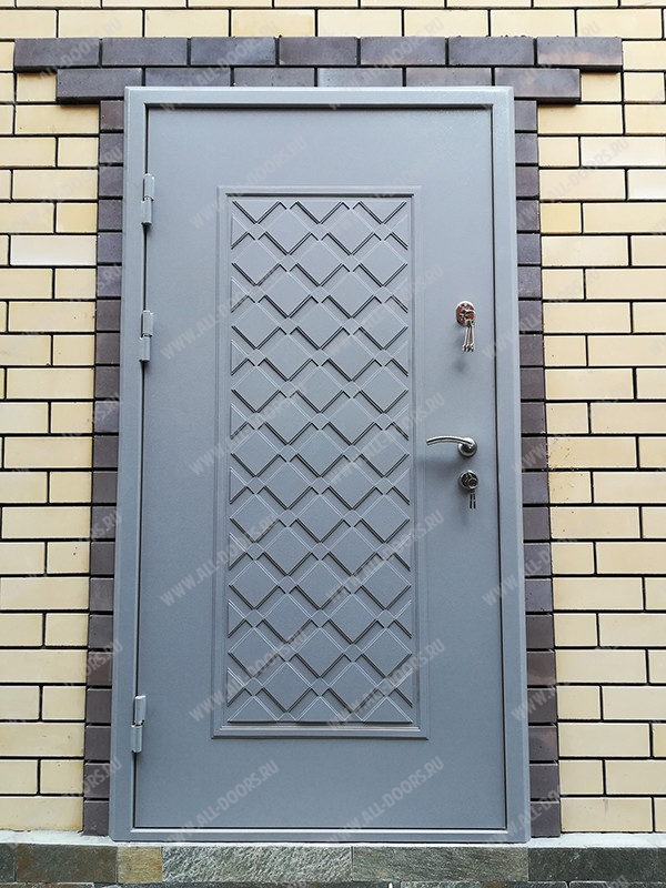 Железные двери челябинск. Челябинские входные двери. Уличные металлические двери с капителью. Металлические двери Челябинск. Двери с выдавленным рисунком.