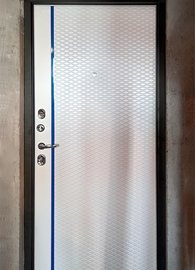 Дверь с ромбовидной фрезеровкой, вид из квартиры