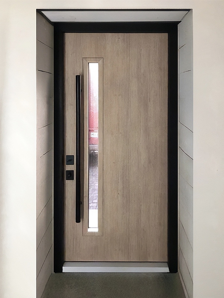 Дверь с узким окном