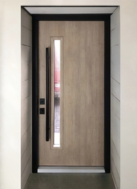 Дверь с узким окном