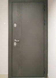 Дверь с вертикальной фрезеровкой