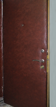 Квартирная дверь с винилискожей