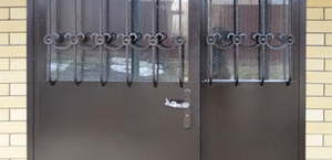 Установка нестандартных дверей: тамбурные перегородки, парадная с ковкой и стеклом