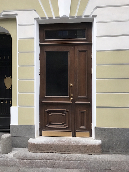 Дверь со стеклом и отбойником