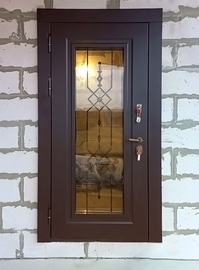 Дверь со стеклом в частном доме