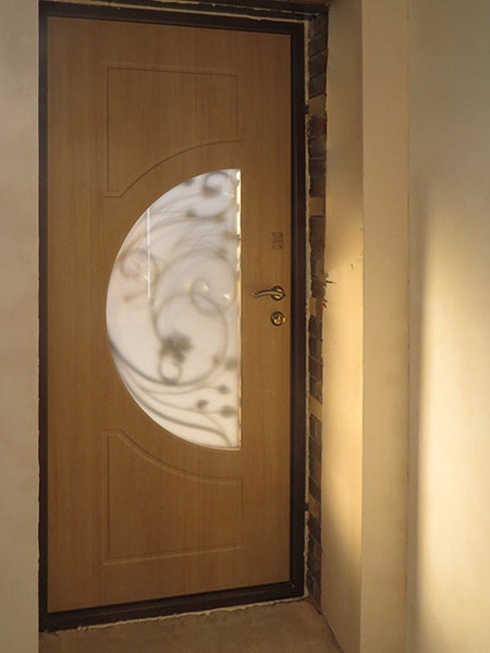 Дверь со стеклянной вставкой