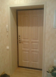 Дверь со светлым МДФ в квартире