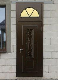Дверь со световой фрамугой и ковкой