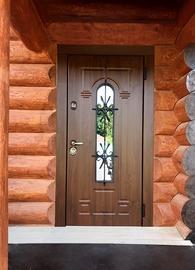 Дверь в бревенчатом доме