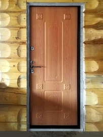 Дверь в деревянном доме