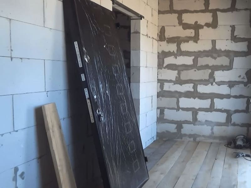 Установка двери в доме из газобетона