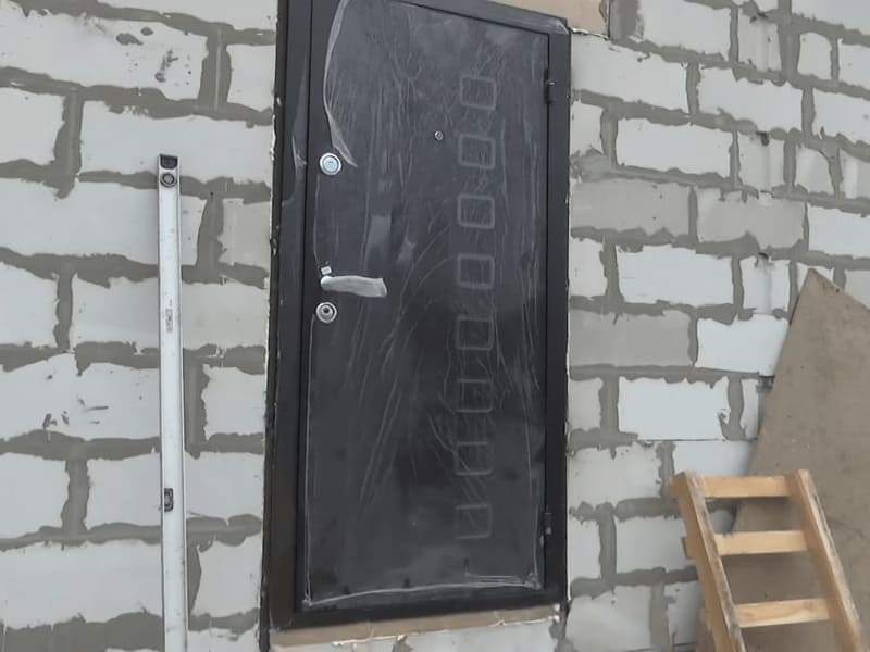 Установленная дверь