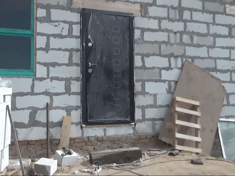 Установленная дверь в доме из газобетона