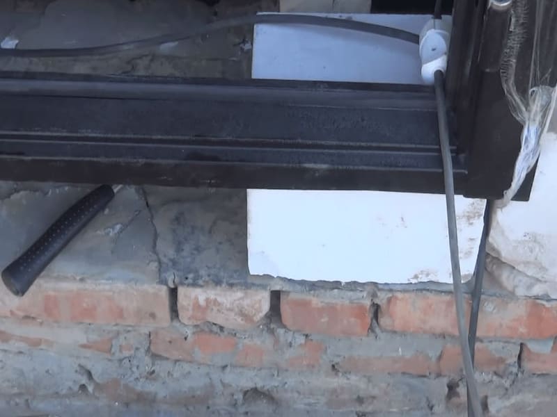 Подкладывается газобетон под дверь
