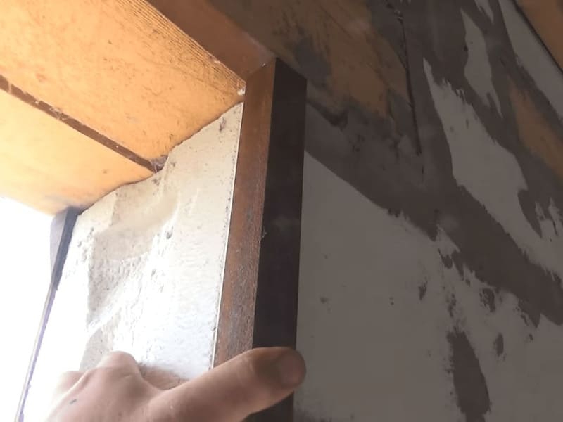 Уголок держится благодаря сварке