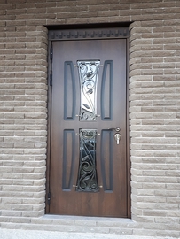 Дверь в кирпичном доме