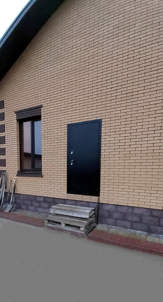 Дверь в кирпичном доме