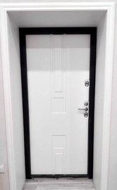 Дверь в квартиру, вид из помещения