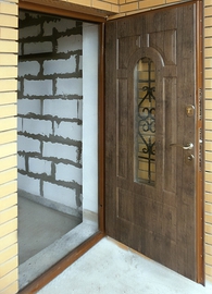 Дверь в строящемся доме