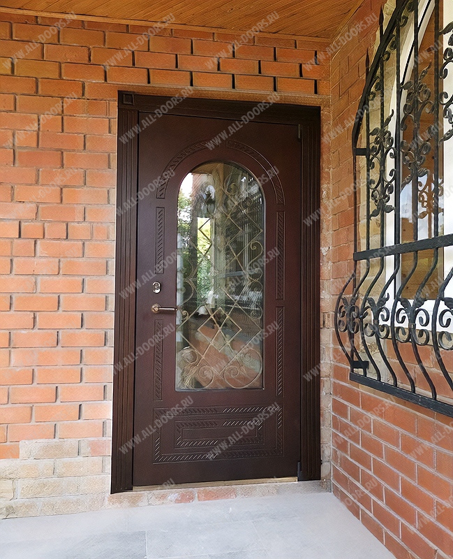 Дверь в загородном доме